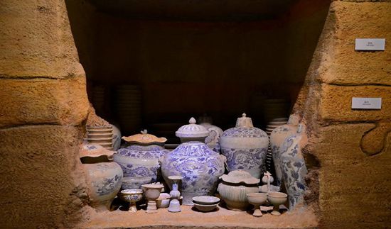 元青花博物馆为重现青花瓷出土时的情景而专门布置的复制品展台。(周密 摄)