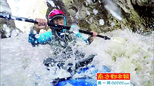 闪米特近日在漂流黄河一段峡谷时遭遇激流,船头安装的摄像头记录了当时的一幕。受访者供图