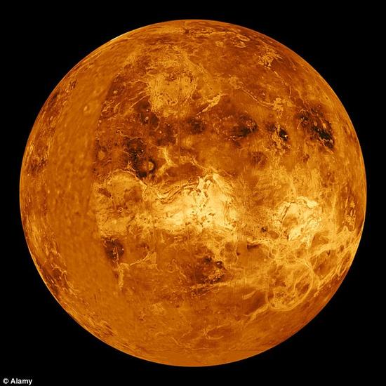 过于炎热：相比有着生物宜居温度和气候的地球，金星发生了气候突变：含二氧化碳的深厚大气层，以及高达470摄氏度的地表温度。