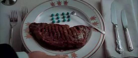 电影《飞行家》镜头，小李子详细刻画了他的强迫症，他吃的豆子必须经过仔细排列，然后从小到大依次食用