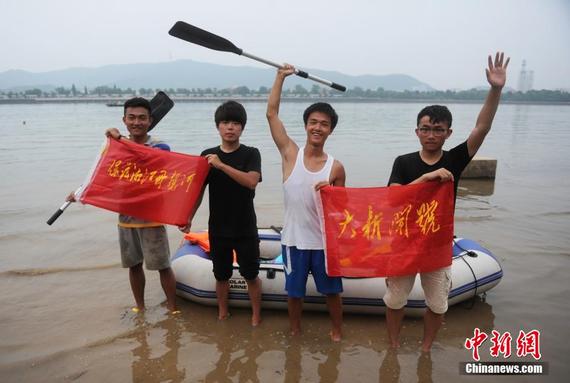 7月22日，划着皮艇的4名湖南籍大学生顺利抵达目的地长沙。