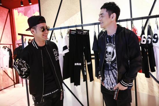 李晨潘玮柏成都开店人气旺 辛普森Oscar神秘现