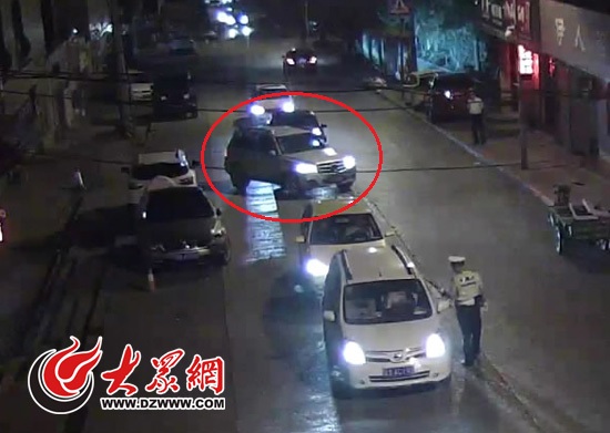 圖中圓圈內的奔馳車試圖倒車停在路邊,躲避酒駕檢測。