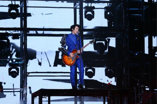 白举纲演唱会蓝色盔甲手臂西服