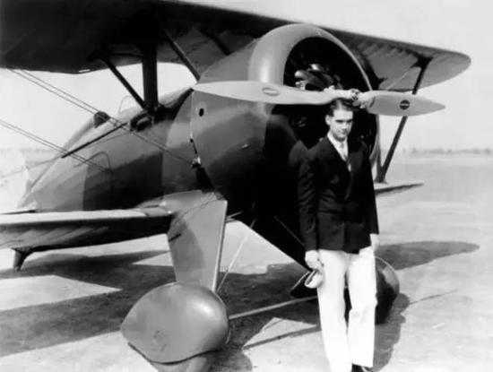 休斯和他的P-12，飞机的制造商是波音