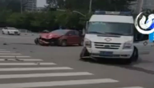 临沂市上海路附近，一辆急救车就因为闯红灯，和一辆红色私家车发生碰撞。（视频截图）
