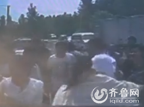 随车医生刚把病人抬到救护车上,一群不明身份的人突然出现在救护车前,不让车辆驶离。