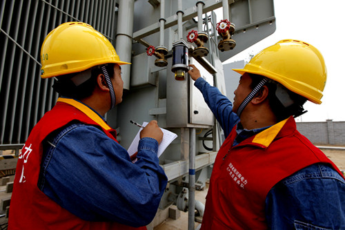 員工對變電站進行“體檢”