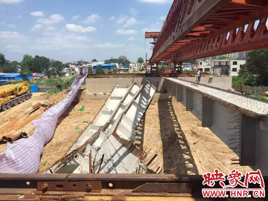 上午9点15分，漯河解放路沙河大桥北段桥梁施工时因操作失误引发事故，吊装不稳导致桥梁脱落发生断裂。