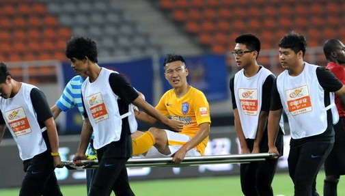 吴曦被踢伤下场