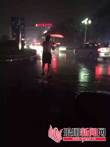 老人提醒車輛繞行