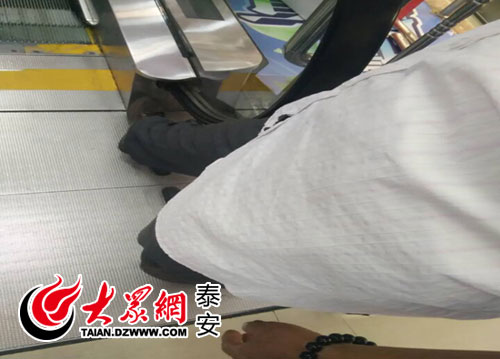 工作人员给记者做示范
