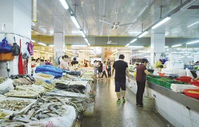 井然有序的孔浦菜场里,市民正在买菜。