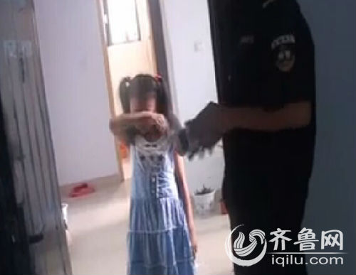 德州临邑县一名7岁的小女孩就被妈妈单独扔在了家里，当时她在家里写作业，突然门外一阵急促的敲门声，让她不知所措。（视频截图）