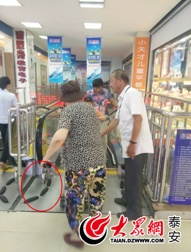 用脚踢一下“黑色凸出指示区”内的不锈钢板,让电梯停止