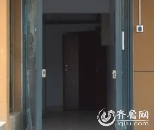 敲門聲一直持續(xù)不斷,無助的女孩想到了報(bào)警。(視頻截圖)