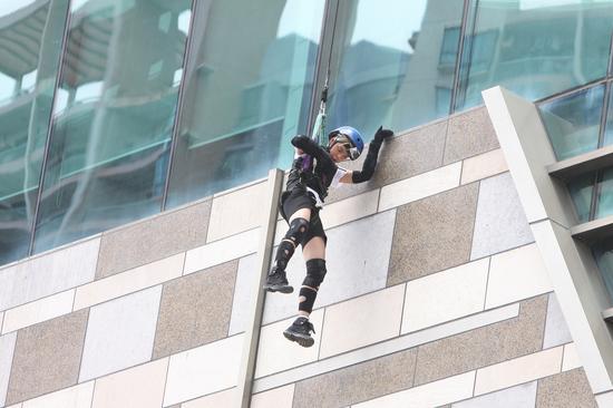 《壮志凌云》夏雨Amber在208米高空擦玻璃|夏