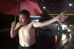 老人打手勢提醒過往車輛繞行