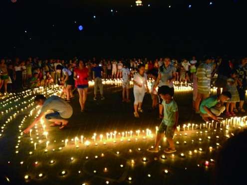 两名失踪女孩遇害后嘉祥市民在广场上点蜡烛为女孩祈福记者李林超摄