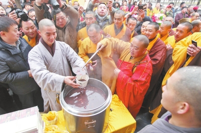 释永信为大家施粥（资料图片）记者李康摄