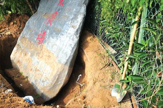 郑州中州大道工地上数吨重石碑倒下