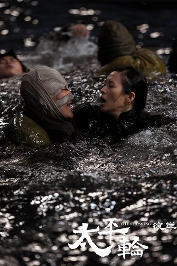 水中的章子怡和佟大为