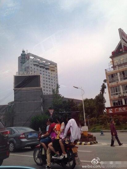 眉山最牛摩托一车挤5人