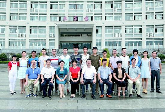 图为：去年考入北大清华的学生与县领导、老师合影(注：后排右一为学生家长，代表因故没有到场的孩子)。今年的合影暂未拍摄。
