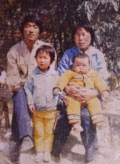 楊靜小時(shí)候全家人拍的全家福