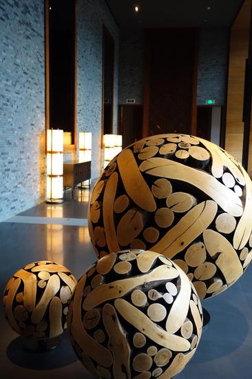 韩国艺术家李在孝用坚果木和弯钉制作了一系列艺术品