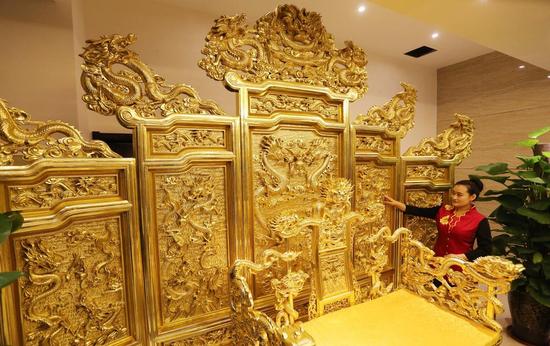 2015年7月28日，山东省潍坊市，“黄金龙椅”吸引了人们的目光。