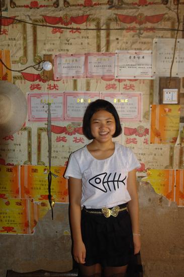 清華女孩王夢(mèng)麗在家中的獎(jiǎng)狀墻前