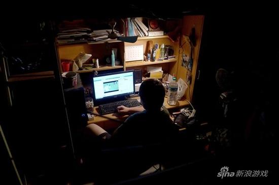 高考前熬夜复习暑期熬夜上网 17岁少年患眼疾