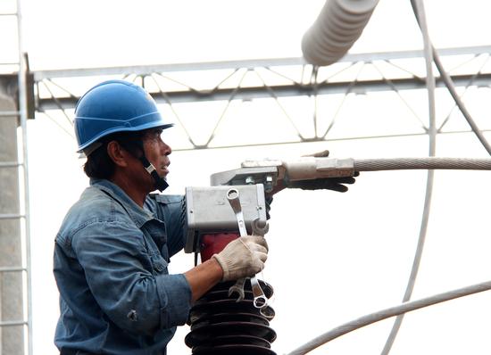 電建職工正在安裝變電站內(nèi)一次設(shè)備