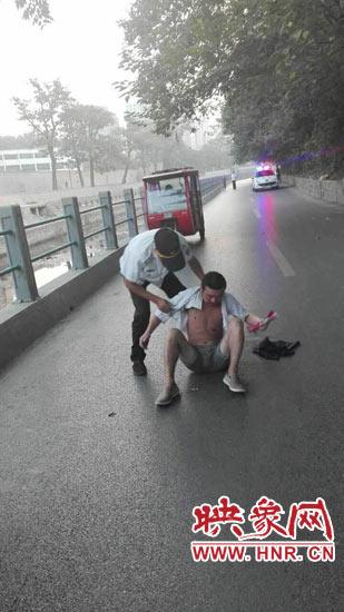 男子高温中暑口吐白沫晕倒 巡防队员街头救人