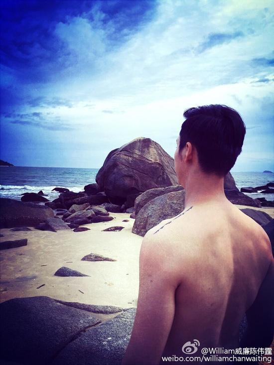 陈伟霆半裸露背