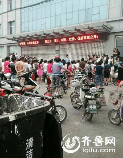 男子劫持人質(zhì)現(xiàn)場(chǎng),市民紛紛圍觀擋住了路。