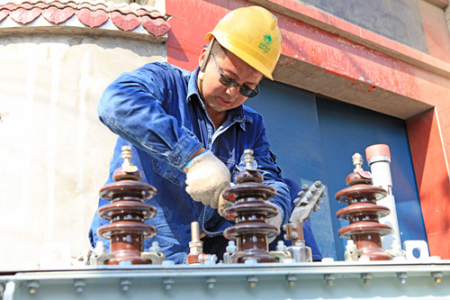 安裝新配變低壓側接線夾