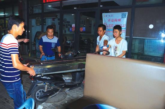 沙發后邊藏爐子烤羊腿，違規露天燒烤的商戶被處理。