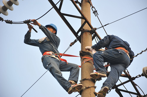 黨員服務隊員冒著酷暑奮戰