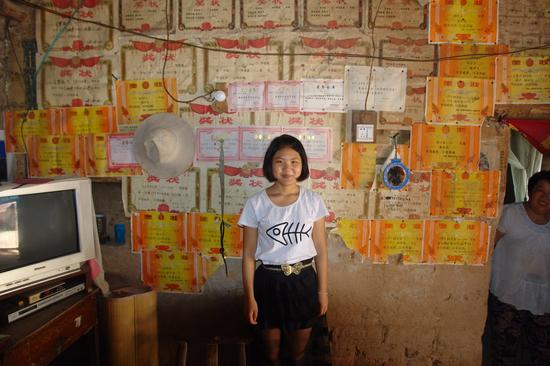 清華女孩王夢(mèng)麗在家中的獎(jiǎng)狀墻前