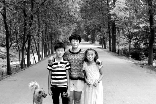 ◀7月27日,常德市安乡县安障乡,村支书李仁安和一直帮扶的夏家兄妹俩。图/记者陈正