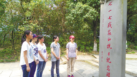 徐梦盈等5名学生来到北仑戚家山街道,参观了七一七戚家山抗日纪念碑。