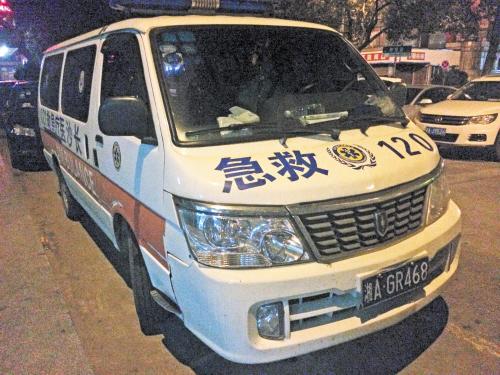 湘雅大酒店前坪,停放着经过非法改装的山寨救护车。 长沙晚报记者 小刘军 摄