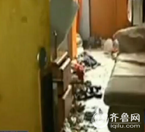 青岛刘女士出租的屋内，一片狼藉。（视频截图）