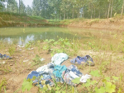 邓州三名农村娃去河边摸知了 取土坑塘里溺水