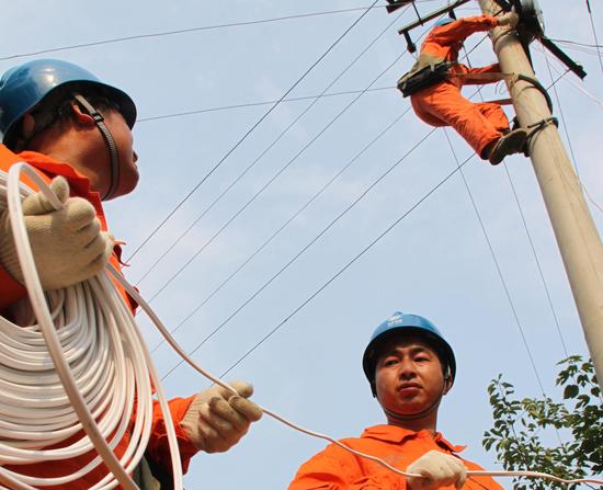 共產黨員服務隊檢修電力設施