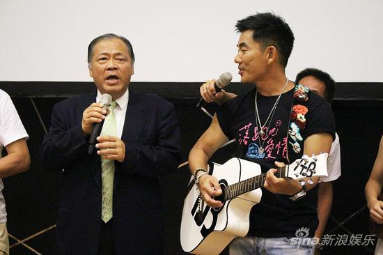 任贤齐(右)与澎湖县长陈光复合唱《我的澎湖湾》
