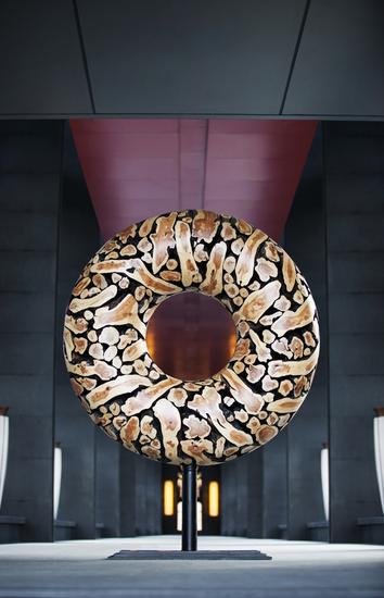 位于连廊尽头的艺术品酷似甜甜圈，视角独特