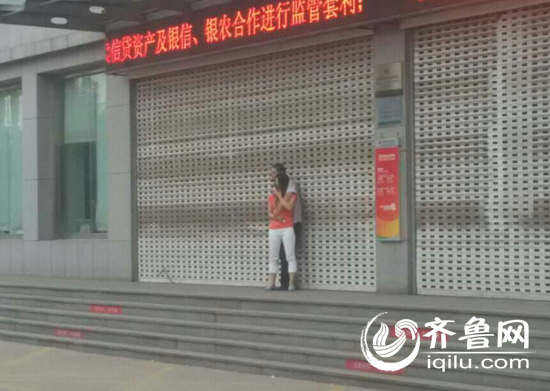 男子持刀劫持女子,兩人本是情侶關(guān)系。